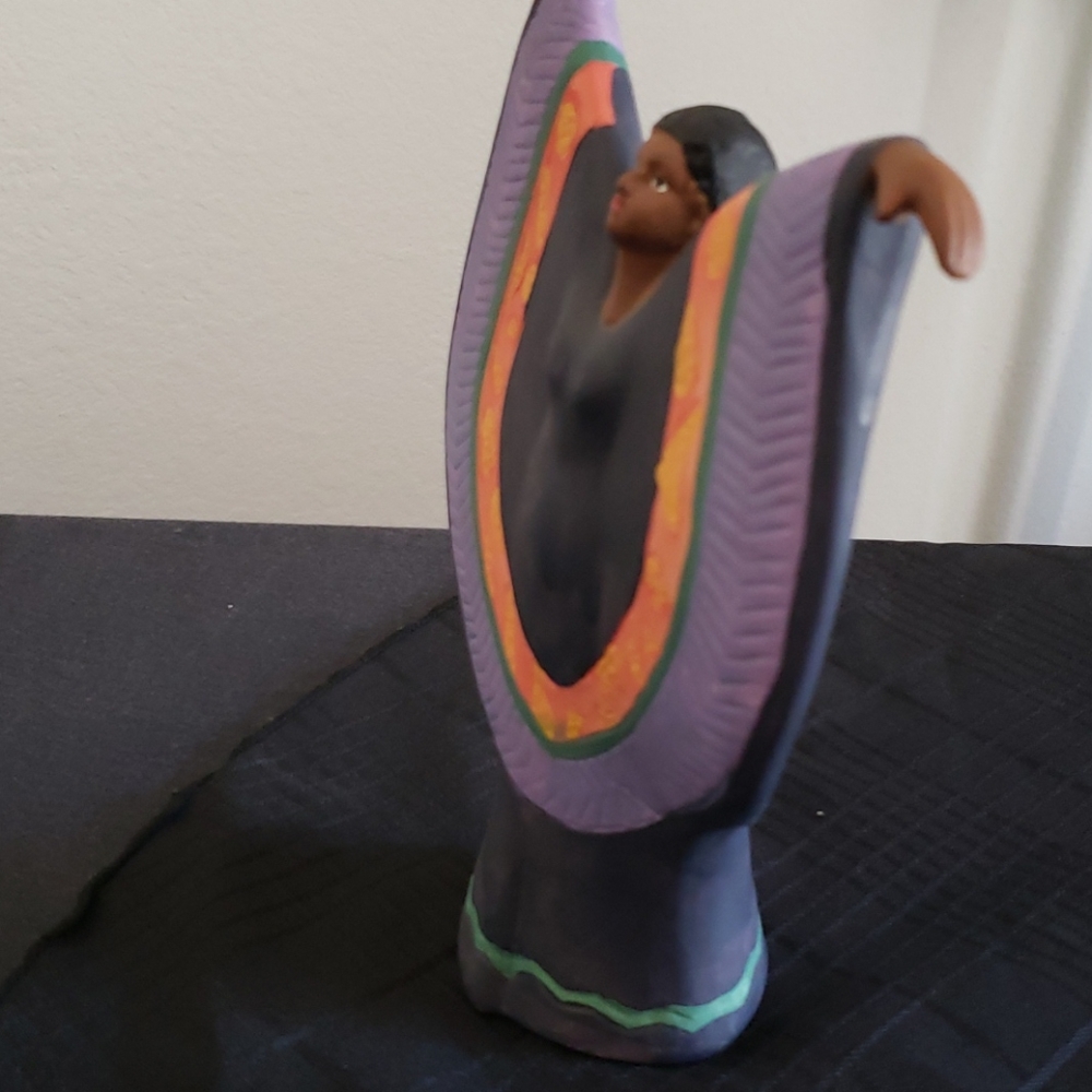 K's Collection Native Lady Figurine. - Picture 7 of 8